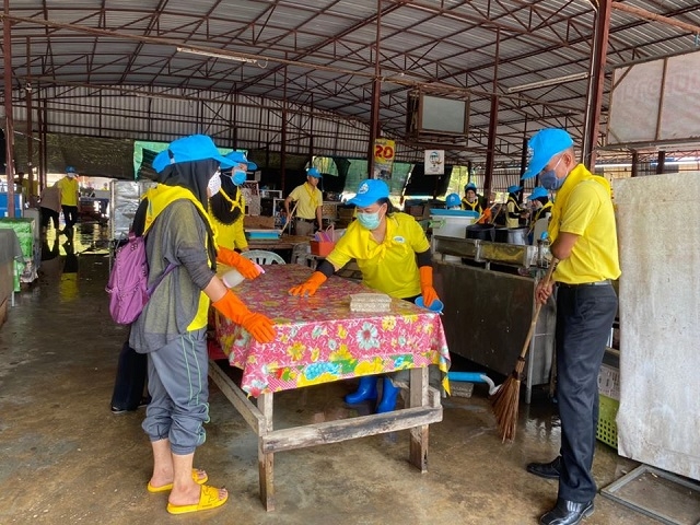 ทำความสะอาดตลาด สู้ภัยโควิด19